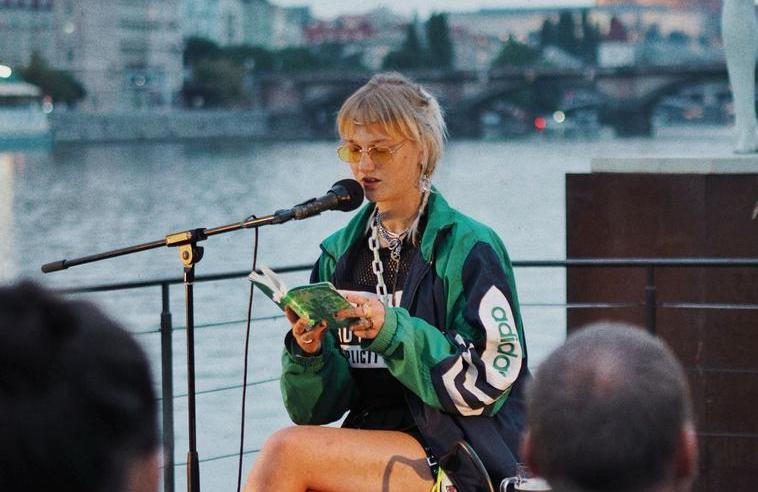 Vítězka letošní Ceny Jiřího Ortena Nela Bártová při autorském čtení na lodi Avoid, která představuje jedno z pražských centrem (nejen) mladé literatury.