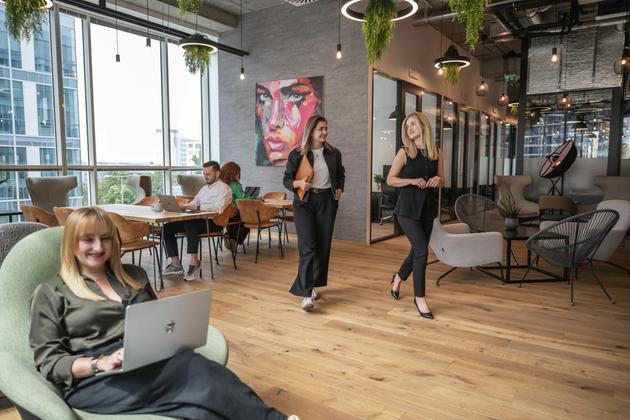 Práce ve WorkLounge Pankrác je pro každého. Ať už hledáte pracovní místo jen pro sebe, nebo pro desítky lidí ve firmě.