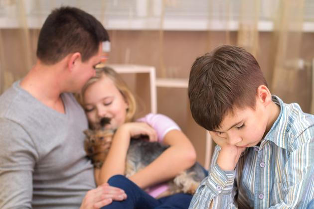 Bývalí partneři, noví partneři, vlastní děti z předchozích vztahů i společné děti, ti všichni do nově vzniklé rodiny přicházejí s nějakými představami, se svými zvyklostmi, pravidly i očekáváními, jak by měla jejich role a nové vztahy vypadat.
