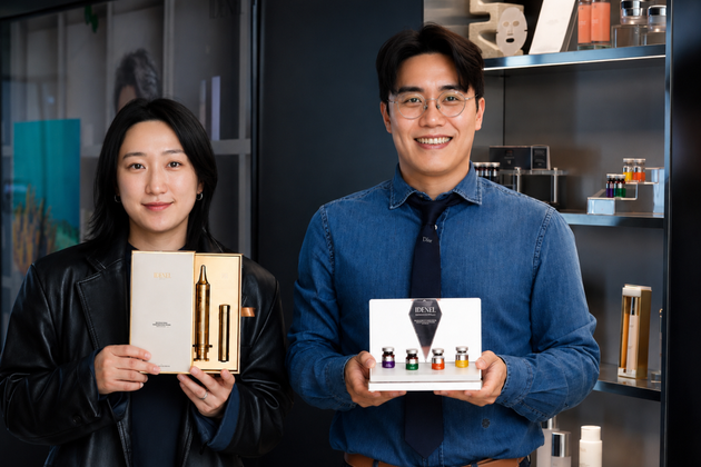Nate Sohyung Lee, generální ředitel SR Biotek, a obchodní ředitelka DaJeong Lim s vlajkovými produkty značky IDENEL
