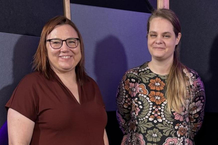 Partner ženě na dálku vypínal pračku a tvrdil, že se zbláznila. I tak vypadá digitální násilí ve vztahu