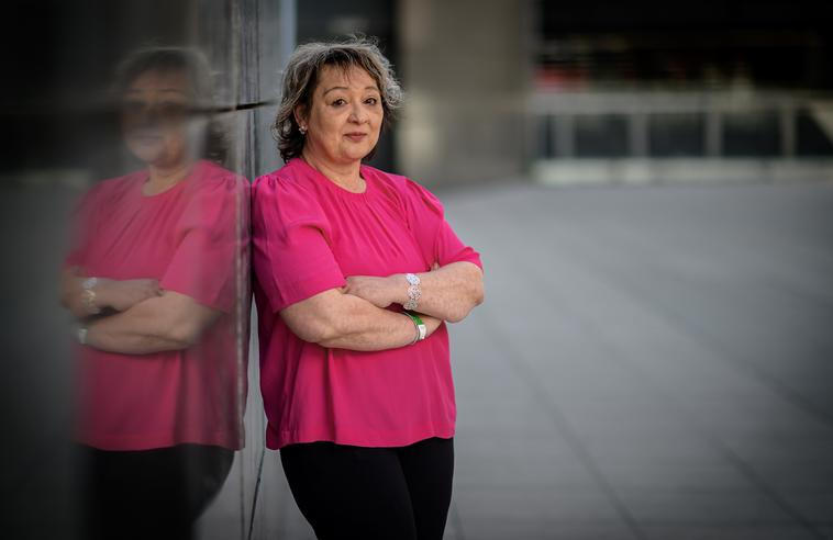 Eva Danišová je uznávaná romská spisovatelka, nyní vyšel její první samostatný román, ve kterém se odráží i její životní příběh.
