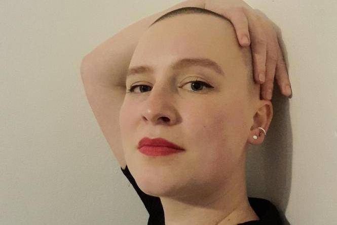 Julie Hylmarová je jednou ze čtenářek, které reagovaly na výzvu Heroine a sdílí své fotky a příběhy, proč mají krátké vlasy. „U mě nebyl důvod oholené hlavy žádné drama, spíš zábava a zvědavost, s myšlenkou: co se asi tak může stát. Nenápadně a jakoby mimochodem se stalo hodně.“ (Více čtěte ve fotogalerii.)