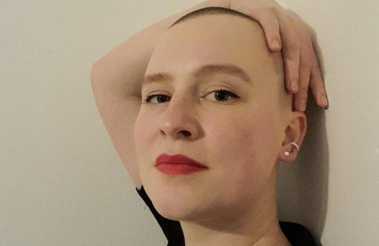 Julie Hylmarová je jednou ze čtenářek, které reagovaly na výzvu Heroine a sdílí své fotky a příběhy, proč mají krátké vlasy. „U mě nebyl důvod oholené hlavy žádné drama, spíš zábava a zvědavost, s myšlenkou: co se asi tak může stát. Nenápadně a jakoby mimochodem se stalo hodně.“ (Více čtěte ve fotogalerii.)