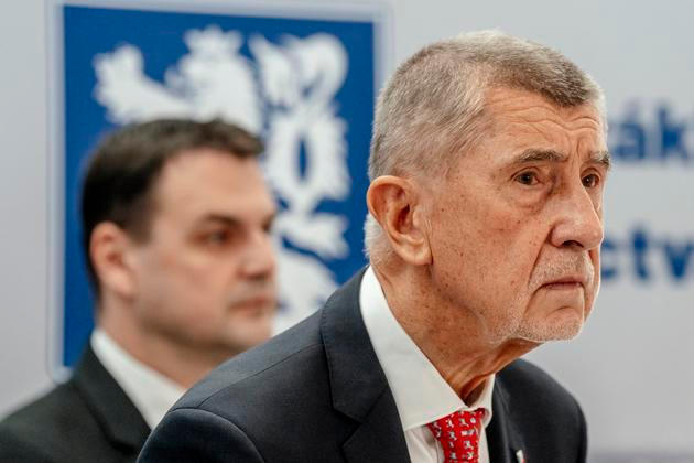 Babiš pořád zvedá ramena k uším. A pak má takovou stařeckou netrpělivost, říká odbornice na řeč těla Eva Dvořáková.