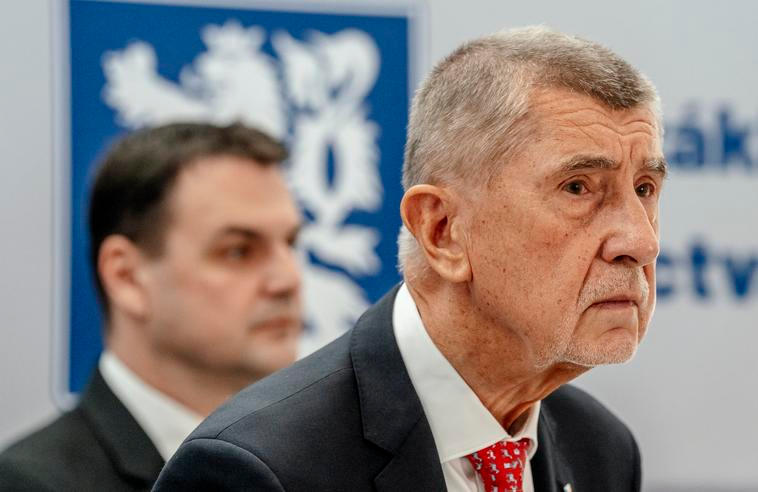 Babiš pořád zvedá ramena k uším. A pak má takovou stařeckou netrpělivost, říká odbornice na řeč těla Eva Dvořáková.