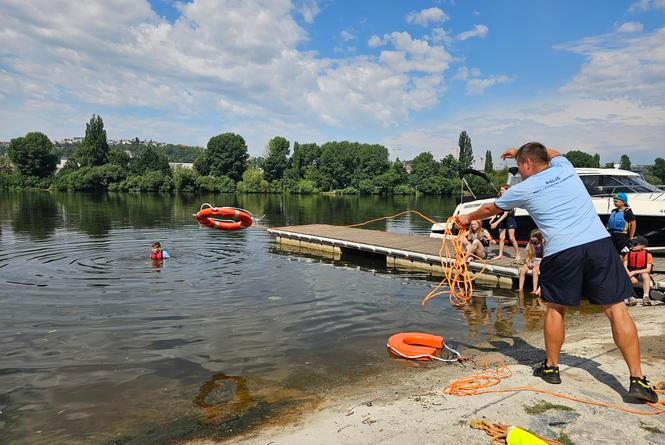 Děti se na příměstském táboře v Podolí učí házet záchranné pomůcky tonoucímu.