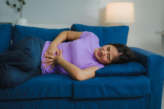 Co nemoc způsobuje, se dosud neví a léčí se především její příznaky, jako je bolest, a to hormonálně. Endometrióza se dá potlačit, ale nikoliv úplně vyléčit.