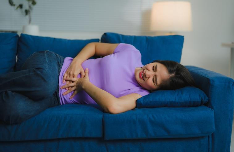 Co nemoc způsobuje, se dosud neví a léčí se především její příznaky, jako je bolest, a to hormonálně. Endometrióza se dá potlačit, ale nikoliv úplně vyléčit. 