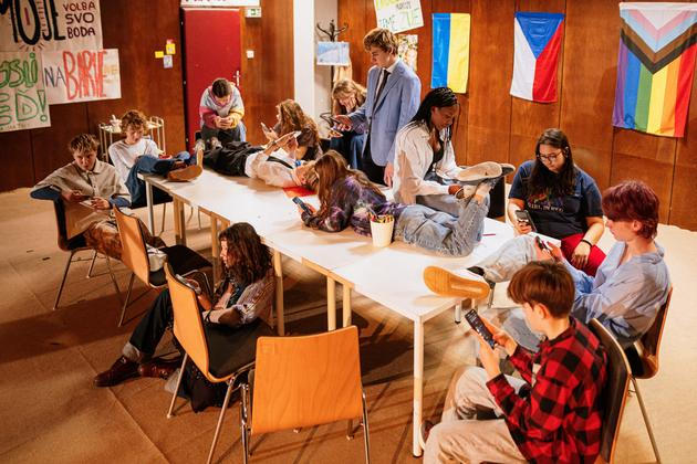 Inscenace „A proč?“ je simulací dětské politické strany, kde třináct mladistvých rozhoduje o soudobých otázkách