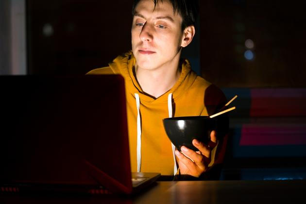 Zatímco před deseti patnácti lety se ceny vysokoškolských kolejí i podnájmů pohybovaly kolem tří tisíc korun za měsíc (v pokoji pro dva), dnes je to klidně přes devět tisíc. Samostatný pokoj ve sdíleném soukromém bytě v Praze nebo Brně pak vychází na zhruba 11 tisíc korun.