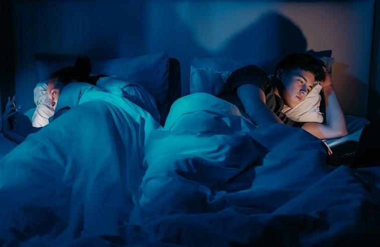 „Ne, není to tak super jako v Přátelích. Když se pohádáme, není kam odejít.“ Mladé páry kvůli cenám nájmů volí spolubydlení. Jak jim ničí intimitu i vztahy?