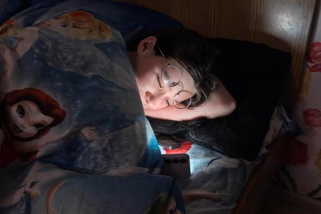 Odborníci opakovaně zdůrazňují, že by děti a dospívající měli mít více spánku než dospělí. Děti ve věku od šesti do dvanácti let by měly spát devět až dvanáct hodin denně, pro věkové rozmezí třináct až sedmnáct let se doporučuje osm až deset hodin spánku.