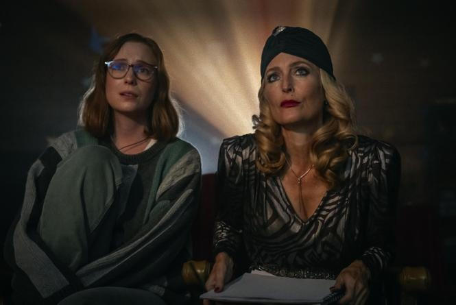 Gillian Anderson a Hannah Einbinder ve filmu Sex a smrt v kempu Miasma