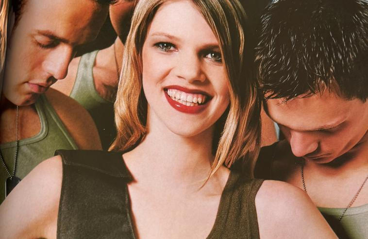 Začátky kariéry Nadi Marcinkové, která měla blízký vztah s Epsteinem, zachytil například časopis Cosmopolitan v roce 2001.