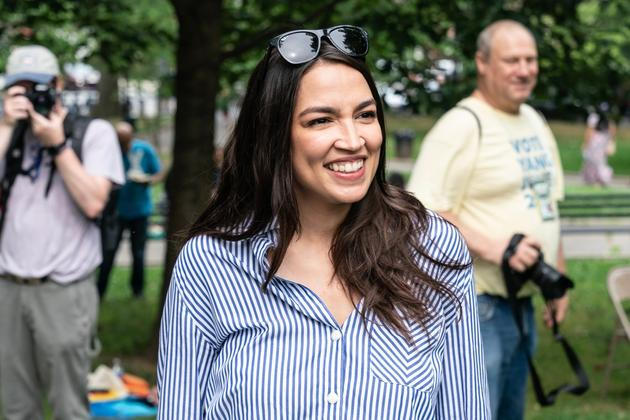 Alexandria Ocasio-Cortez ve své videosérii na osobním Instagramu detailně zachycuje vlastní zkušenost se zmrazováním vajíček.
