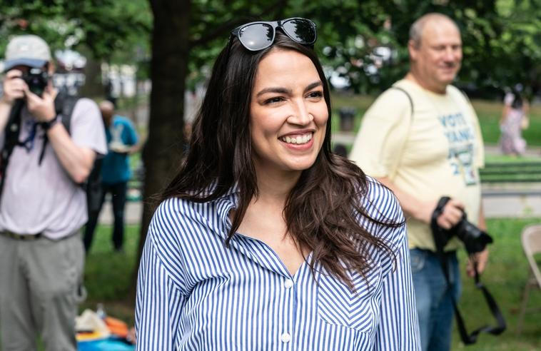 Alexandria Ocasio-Cortez ve své videosérii na osobním Instagramu detailně zachycuje vlastní zkušenost se zmrazováním vajíček.

