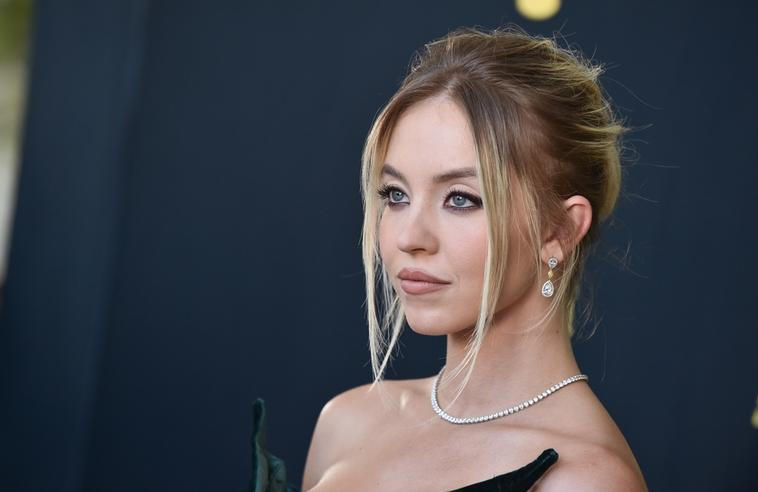 Sydney Sweeney vzbudila svými téměř nahými fotkami pobouření. Na sítích se proti kampani vymezuje řada profesionálních sportovkyň.