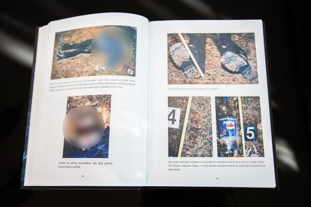 Fotografie z knihy Budějovická mordparta – Skutečné příběhy z jihu Čech jsme pro účely článku rozmazali. V knize jsou fotografie z místa otištěny tak, jak je policie zachytila.