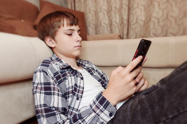 Dospívání je přirozeně obdobím intenzivního hledání identity a zkoušení hranic. Kdy ale zpozornět?