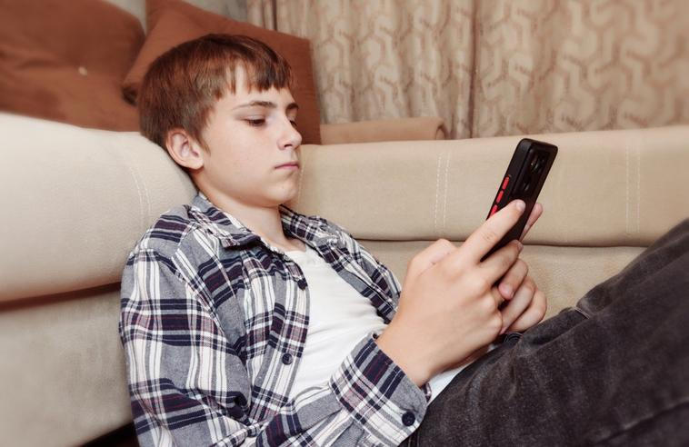 Dospívání je přirozeně obdobím intenzivního hledání identity a zkoušení hranic. Kdy ale zpozornět?