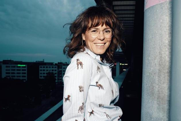 Moje babička mi radila, abych se naučila používat ženské zbraně. Nikdy jsem úplně nepochopila, co tím myslí, říká Michaela Kramárová. Porotkyně ocenění Moje Heroine se fotily v oblečení Medicine na střeše OC Arkády Pankrác.