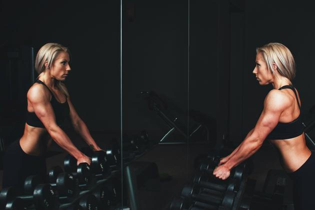 Muscle mommy je protipól pilates princezny – svalnatá žena, které nezáleží na uhlazenosti, ale na síle.