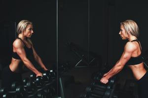 Muscle mommy je protipól pilates princezny – svalnatá žena, které nezáleží na uhlazenosti, ale na síle.