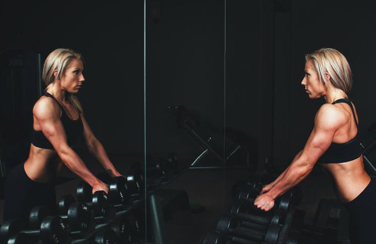 Muscle mommy je protipól pilates princezny – svalnatá žena, které nezáleží na uhlazenosti, ale na síle.