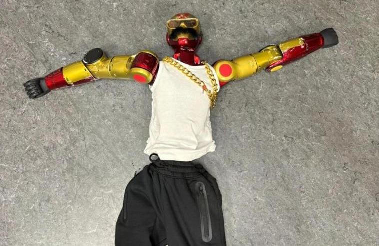 Robot, který se podle kolínské policie dotkl šestnáctileté dívky na pozadí.

