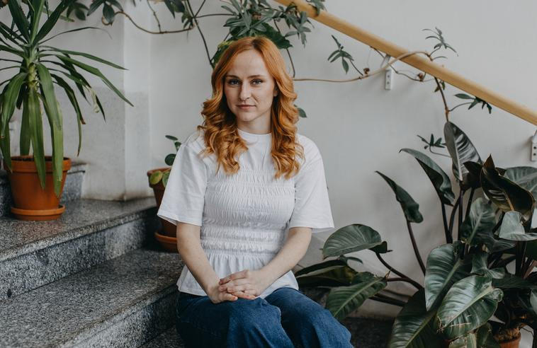 Lucie se k Richardovi dostala, když jí bylo osm let. V seriálu My nejsme sekta poznává nejen postavu Richarda, ale také několika dalších členů kutnohorského společenství.