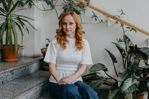 Lucie se k Richardovi dostala, když jí bylo osm let. V seriálu My nejsme sekta poznává nejen postavu Richarda, ale také několika dalších členů kutnohorského společenství.