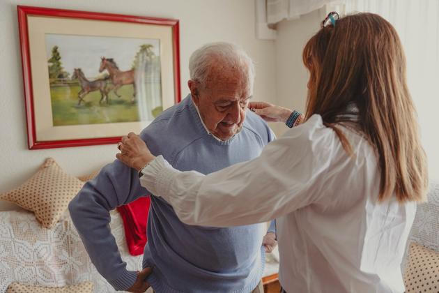 Ne že bych neznala skvělé pečující muže, ale ta nejtvrdší a základní péče, jako je hygiena, úklid a jídlo, leží z drtivé většiny na ženách, říká Jana Pšejová.