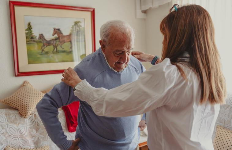 Ne že bych neznala skvělé pečující muže, ale ta nejtvrdší a základní péče, jako je hygiena, úklid a jídlo, leží z drtivé většiny na ženách, říká Jana Pšejová.